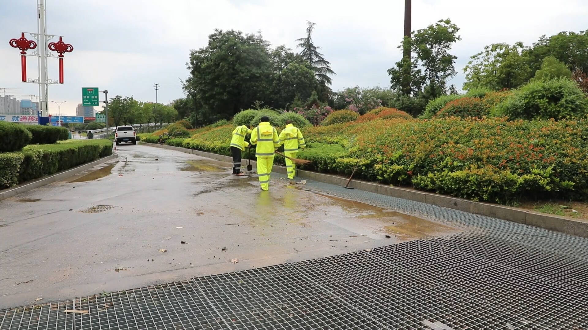 雨中坚守不松懈 枣庄薛城防汛人员奋战一线保畅通