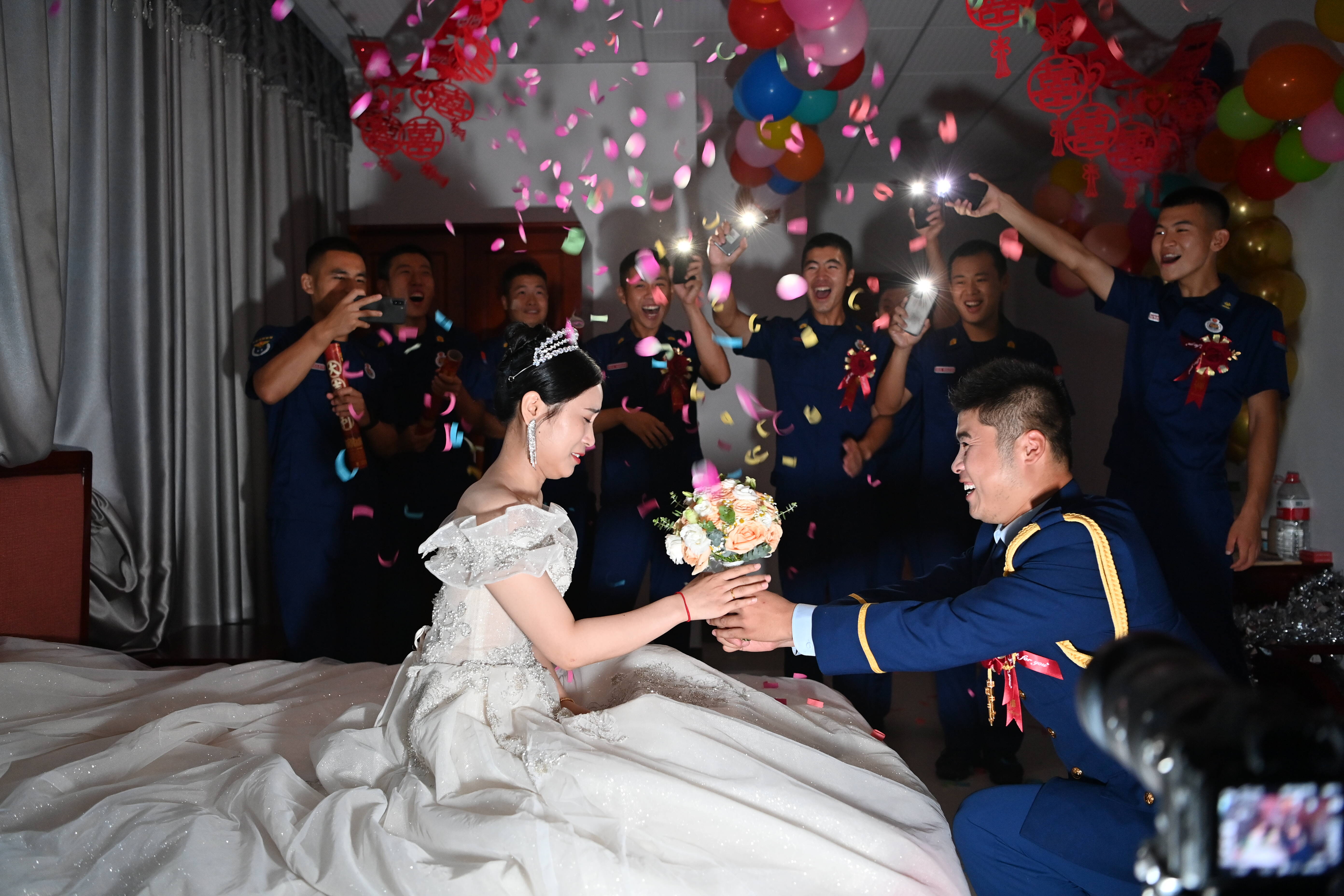 情定"火焰蓝" 相伴到永远 东营消防举行消防员集体婚礼_东营民生_东营