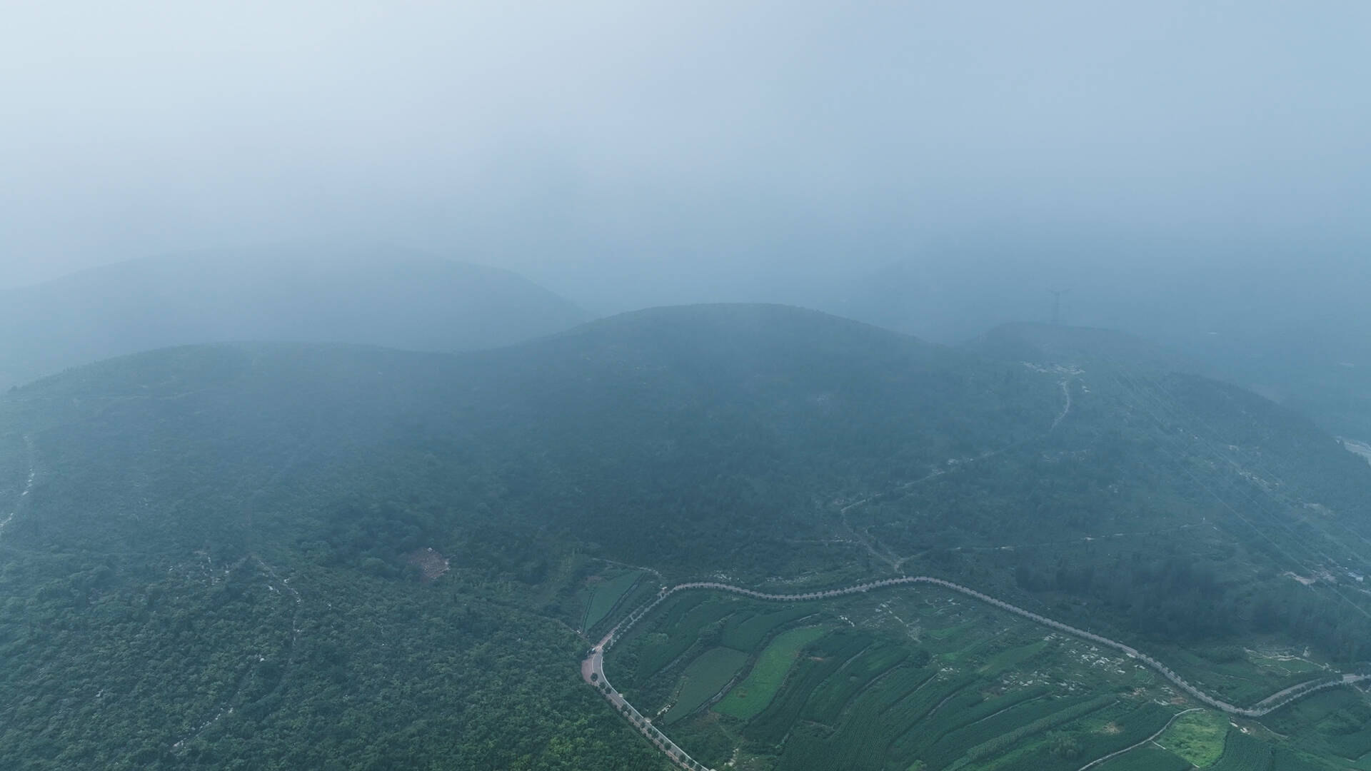 晨雾笼罩，枣庄高新区杨峪风景区尽显梦幻之美