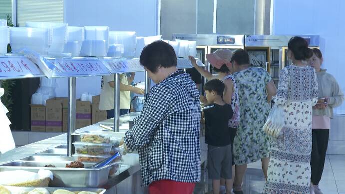 潍坊市潍城区乐埠山大食堂服务周边数千名居民 80岁以上老人每餐仅需2元