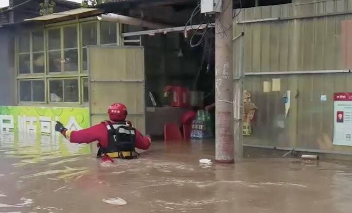 疏散转移被困群众15人 山东消防滨州增援分队赶赴高碑店市救援