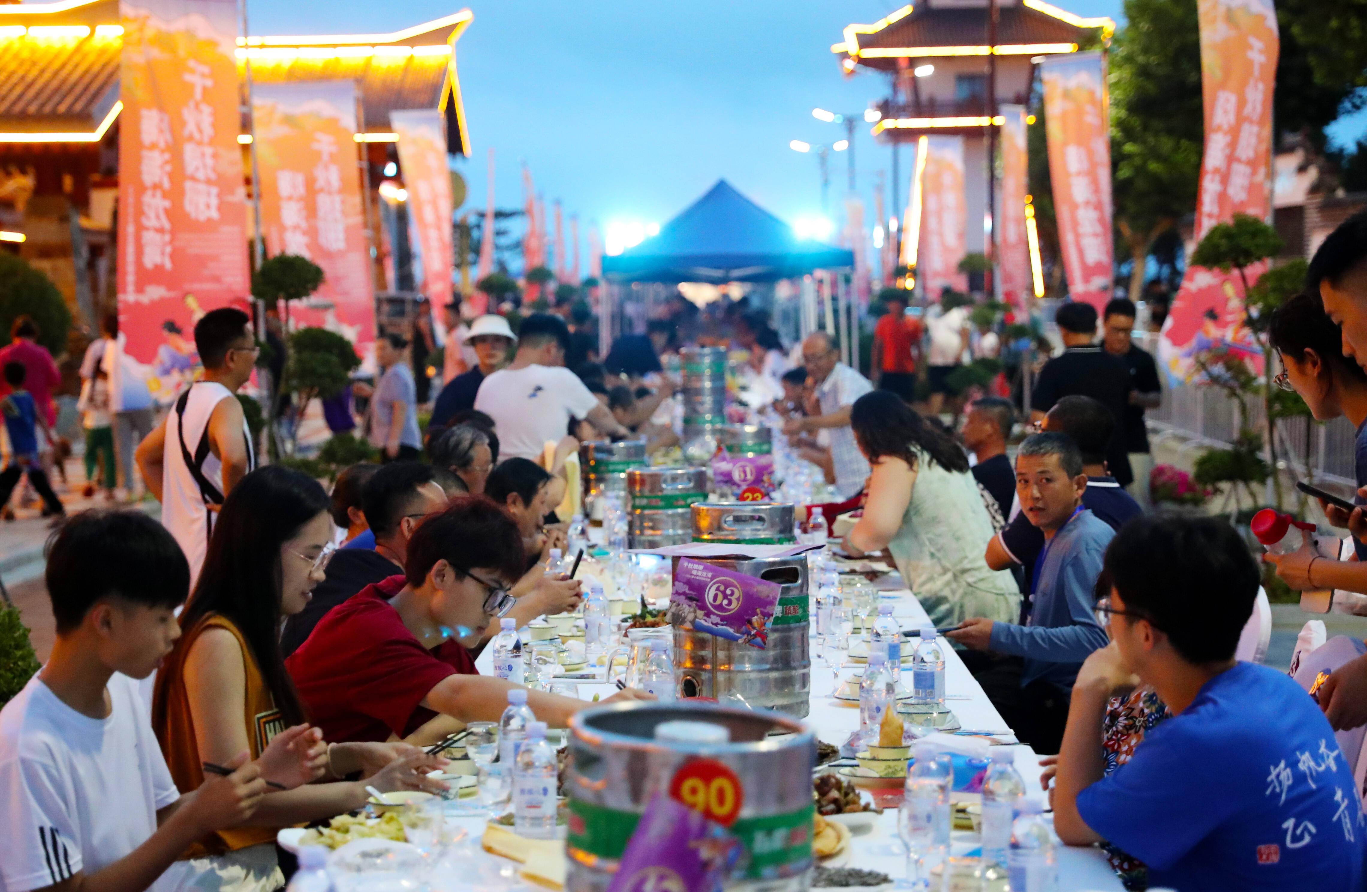 青岛琅琊镇举行长桌宴 游客品特色海鲜感受传统渔家风情
