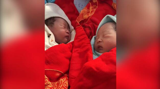 滨州：丈夫奋战一线 妻子提前生产双胞胎女儿