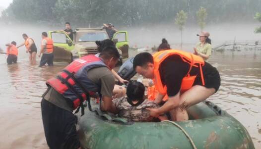 转运被困群众200余人 临沂东江救援队在涿州连夜搜救
