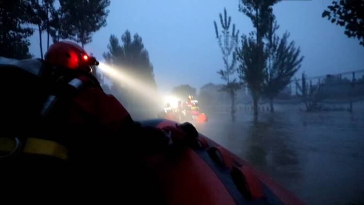 夜晚紧急转移三名被困老人 山东消防滨州增援分队展开救援行动