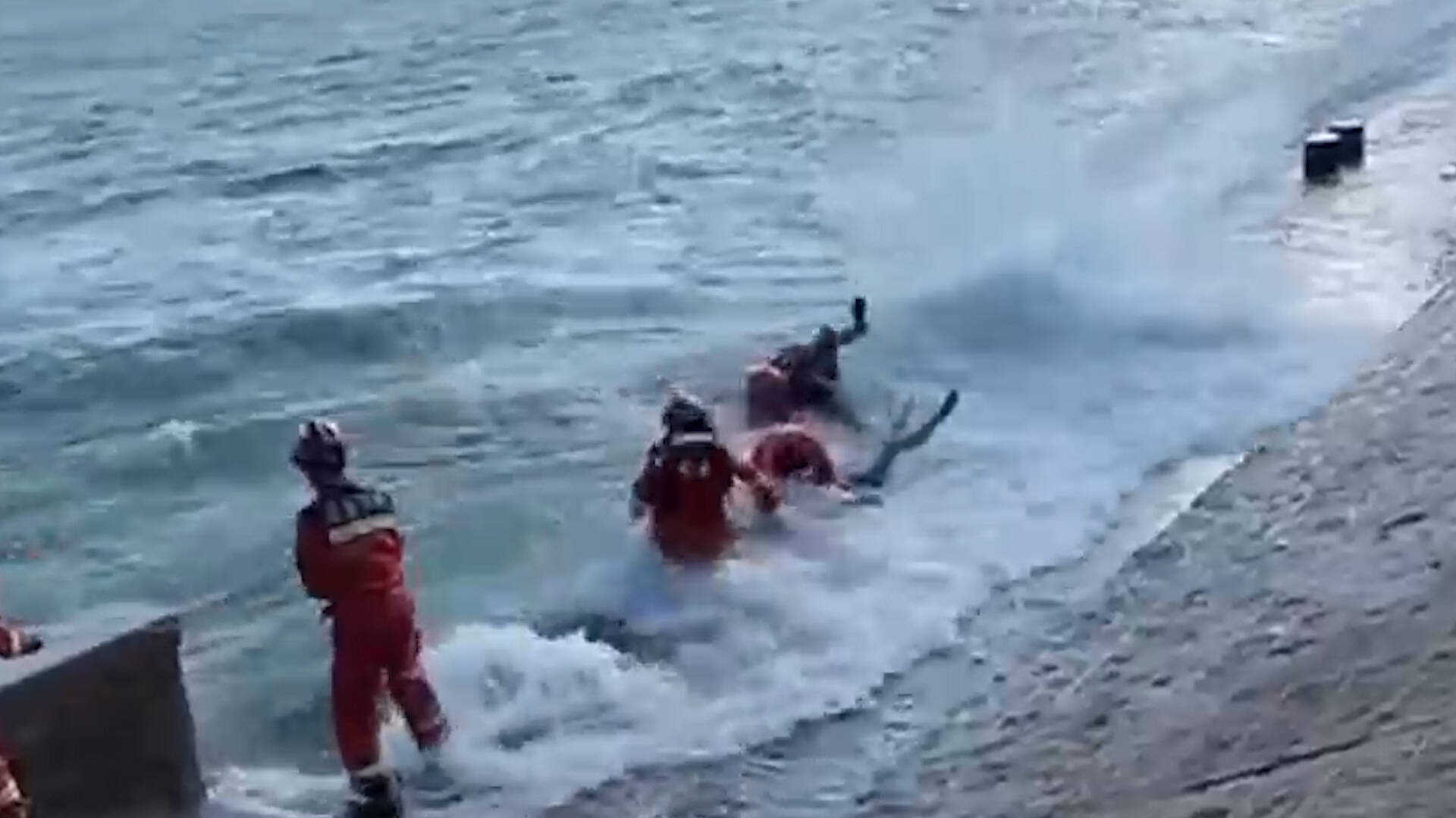 青岛：男子游泳被困海上 消防紧急施救