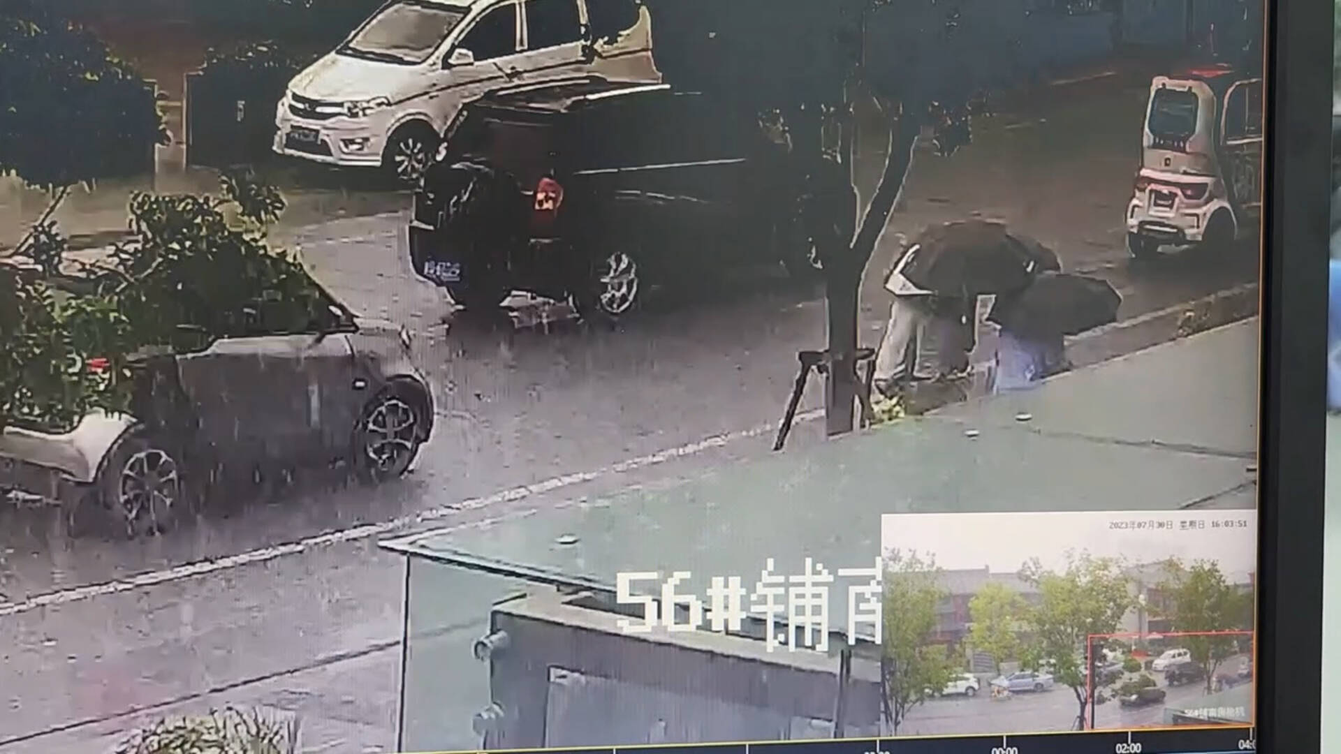 临沂：老人骑车不慎摔倒在地受伤 众人雨中撑伞守护