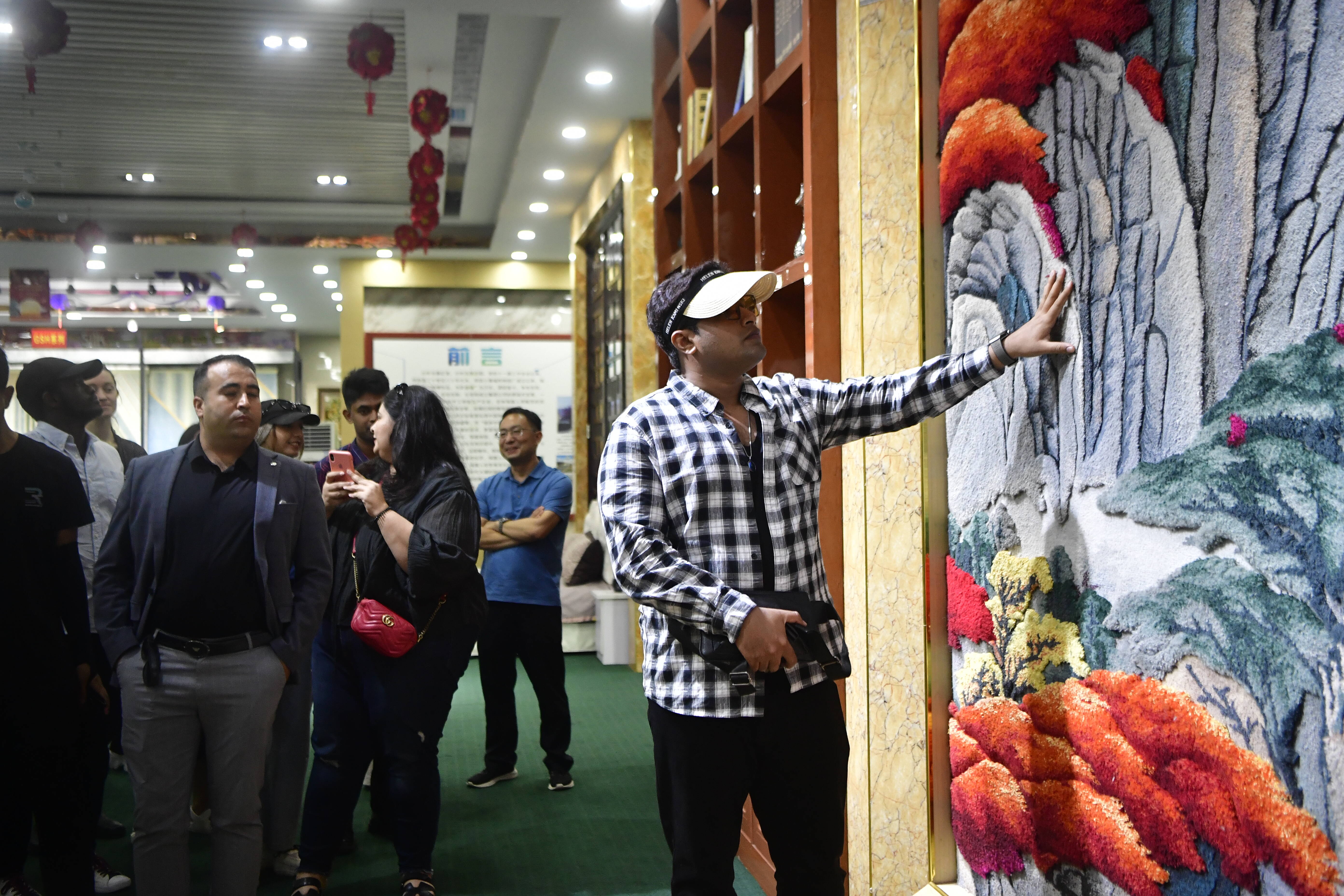 “Amazing，黄河！”外国留学生山东行启动 首站走进地毯艺术博物馆