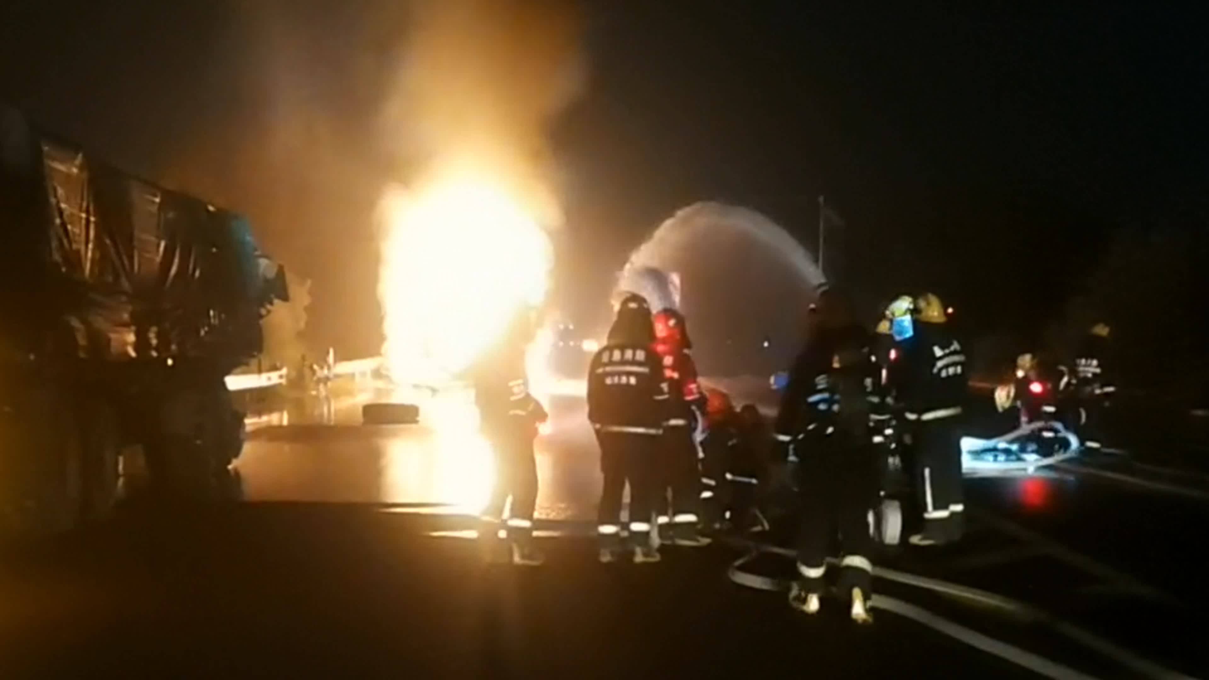 一液化天然气罐车与半挂车碰撞后猛烈燃烧 济南、泰安消防奋战6小时合力扑灭