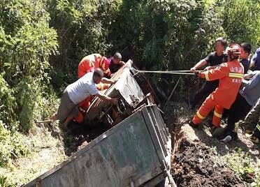 威海：农用机车翻进水沟 消防员紧急挖土救人