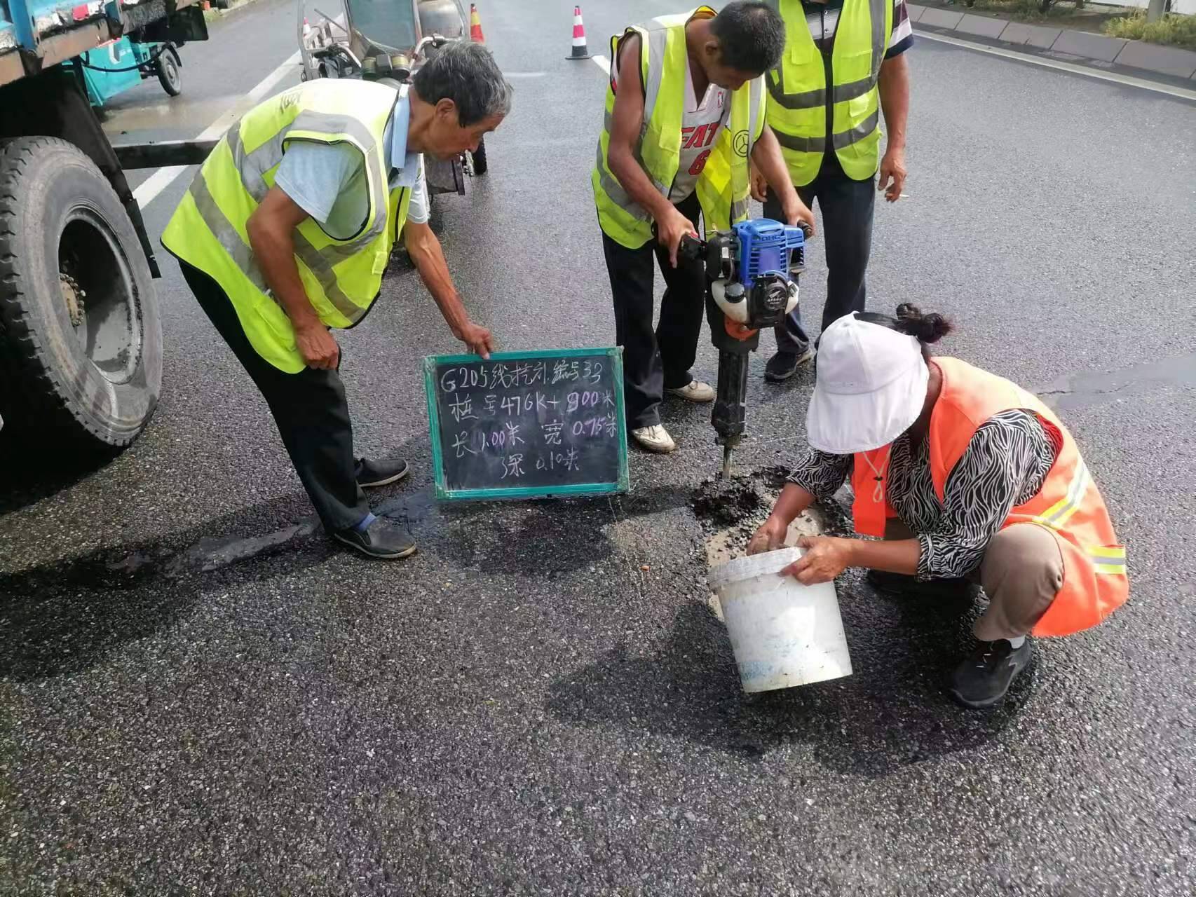 庆云公路分中心集中开展坑槽修补工作