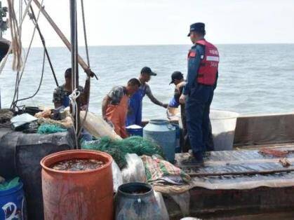 滨州海警局无棣工作站查获一艘涉嫌非法捕捞海蜇的渔船