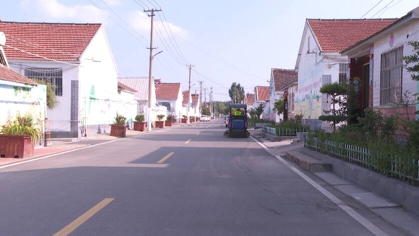 潍坊市潍城区机械化道路保洁助力人居环境整治 擦亮城乡“颜值”