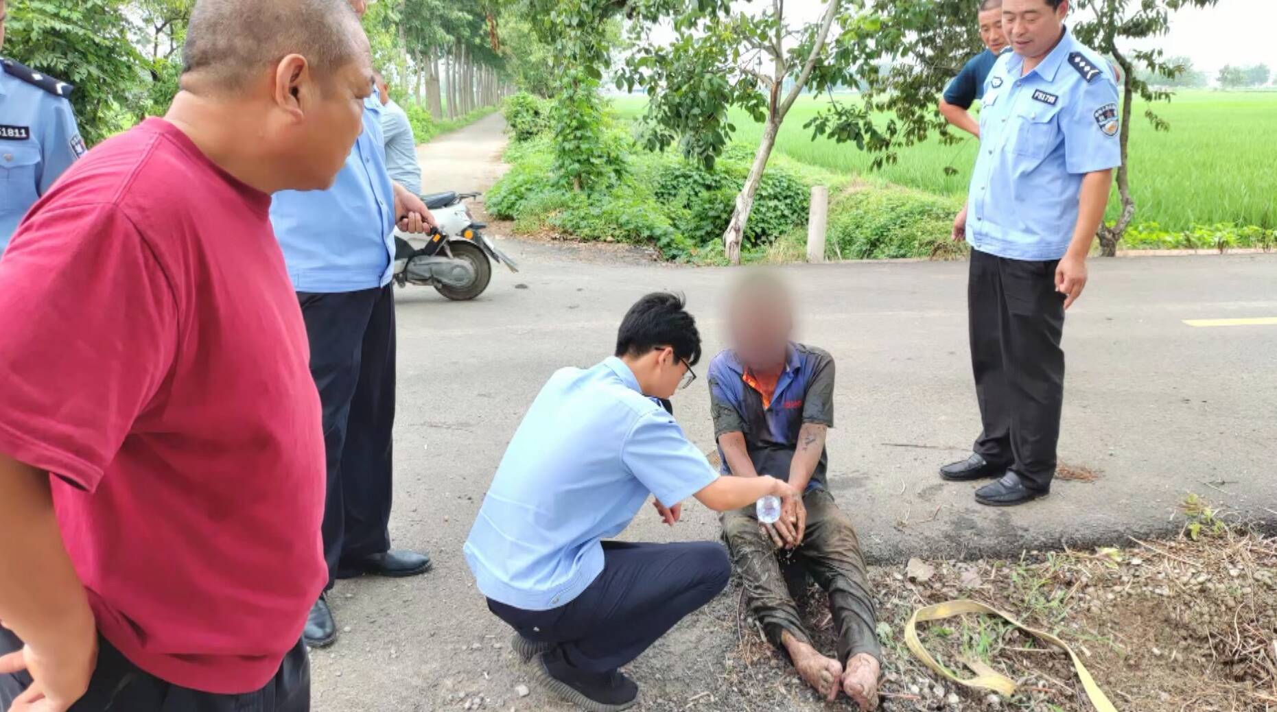 男子骑三轮车一不留神掉入沟中 郯城民警暖心救助