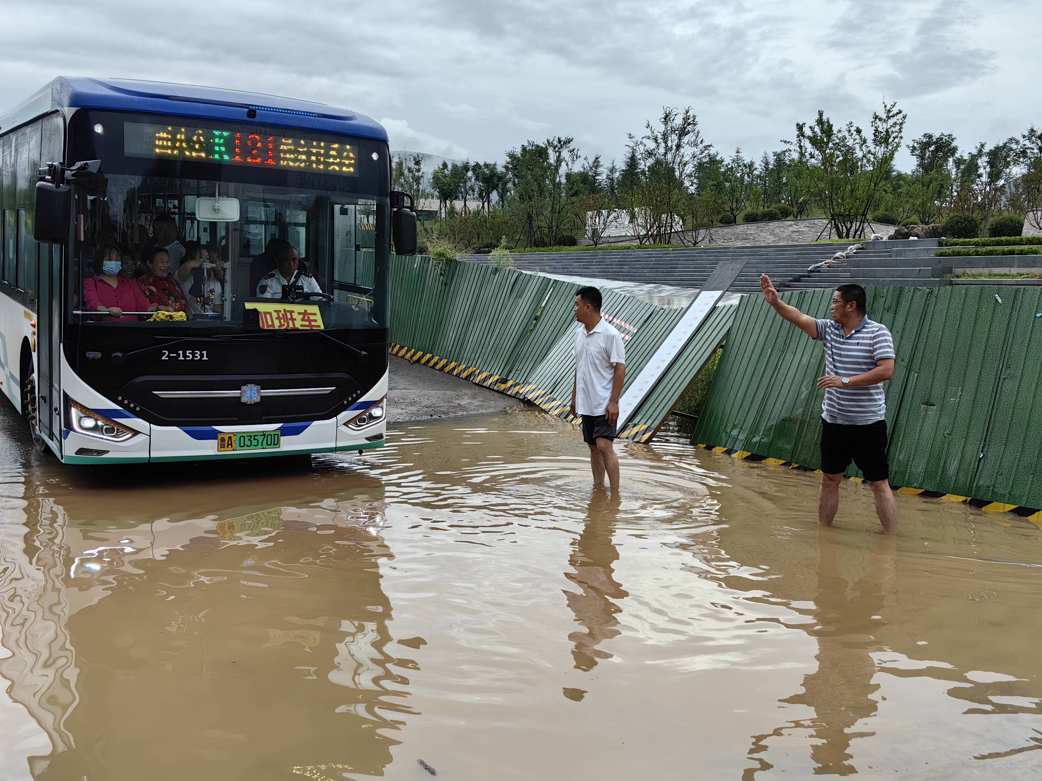 道路积水影响市民出行 济南公交车队购抽水泵排水保障运行