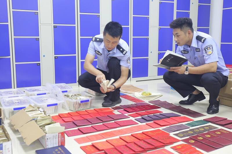 2300套假章、7000件证书被查获 济南长清警方破获伪造国家机关和企事业单位印章案
