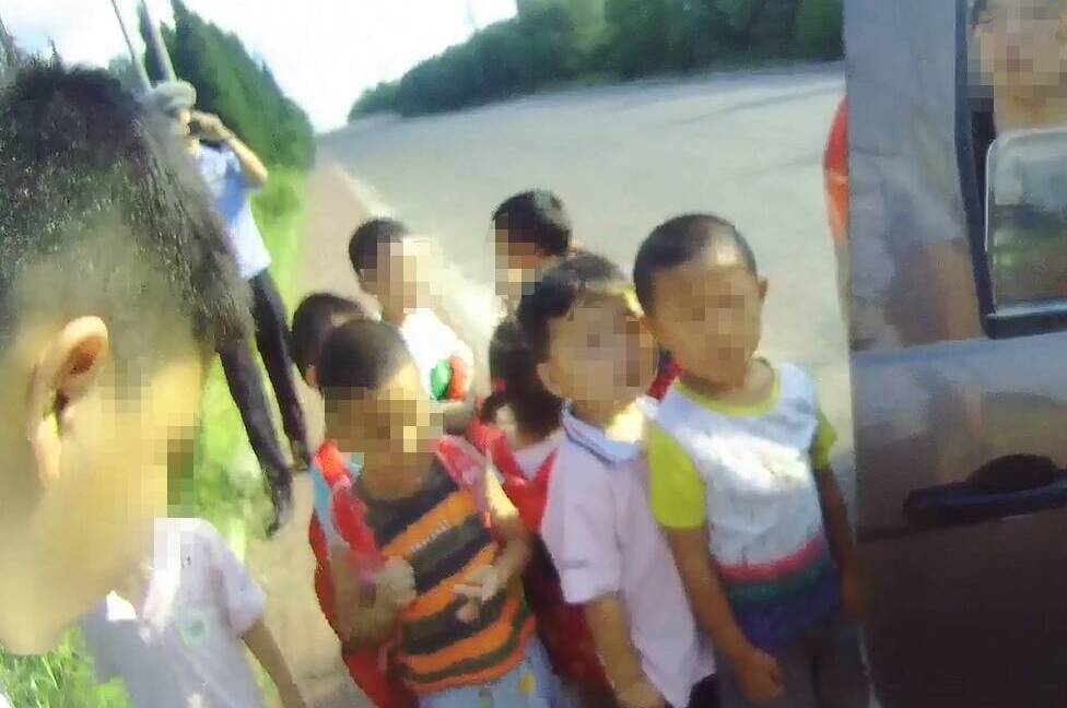 7座面包车载9名小朋友超员被查 济南交警暖心护送