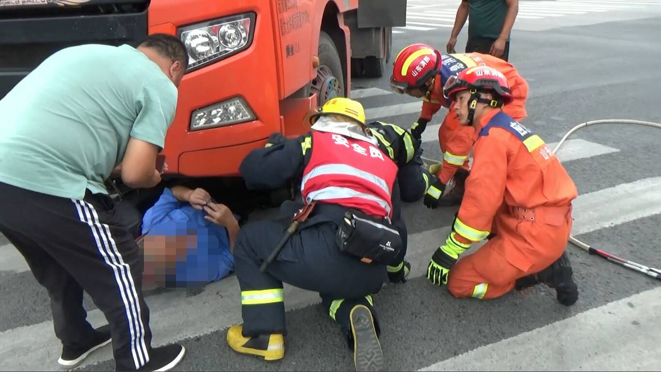 摩托车司机被卷车底 济南消防液压顶车轮救援