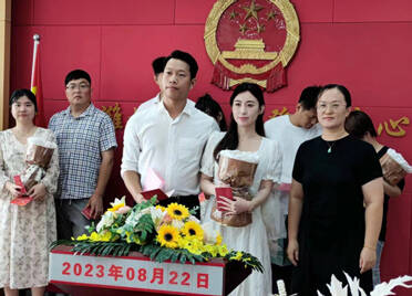 “爱在朝夕 相伴一生” 潍坊市潍城区举行结婚登记集体颁证仪式