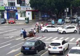 暖心一幕！三輪車突然側翻 他們合力扶車施救