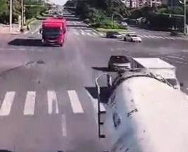 罐車沿途飄灑遺漏水泥 濱州經(jīng)開交警重拳整治