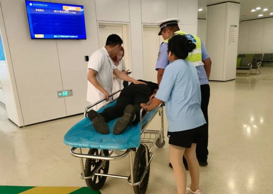 執(zhí)勤遇求助 陽信交警緊急送醫(yī)