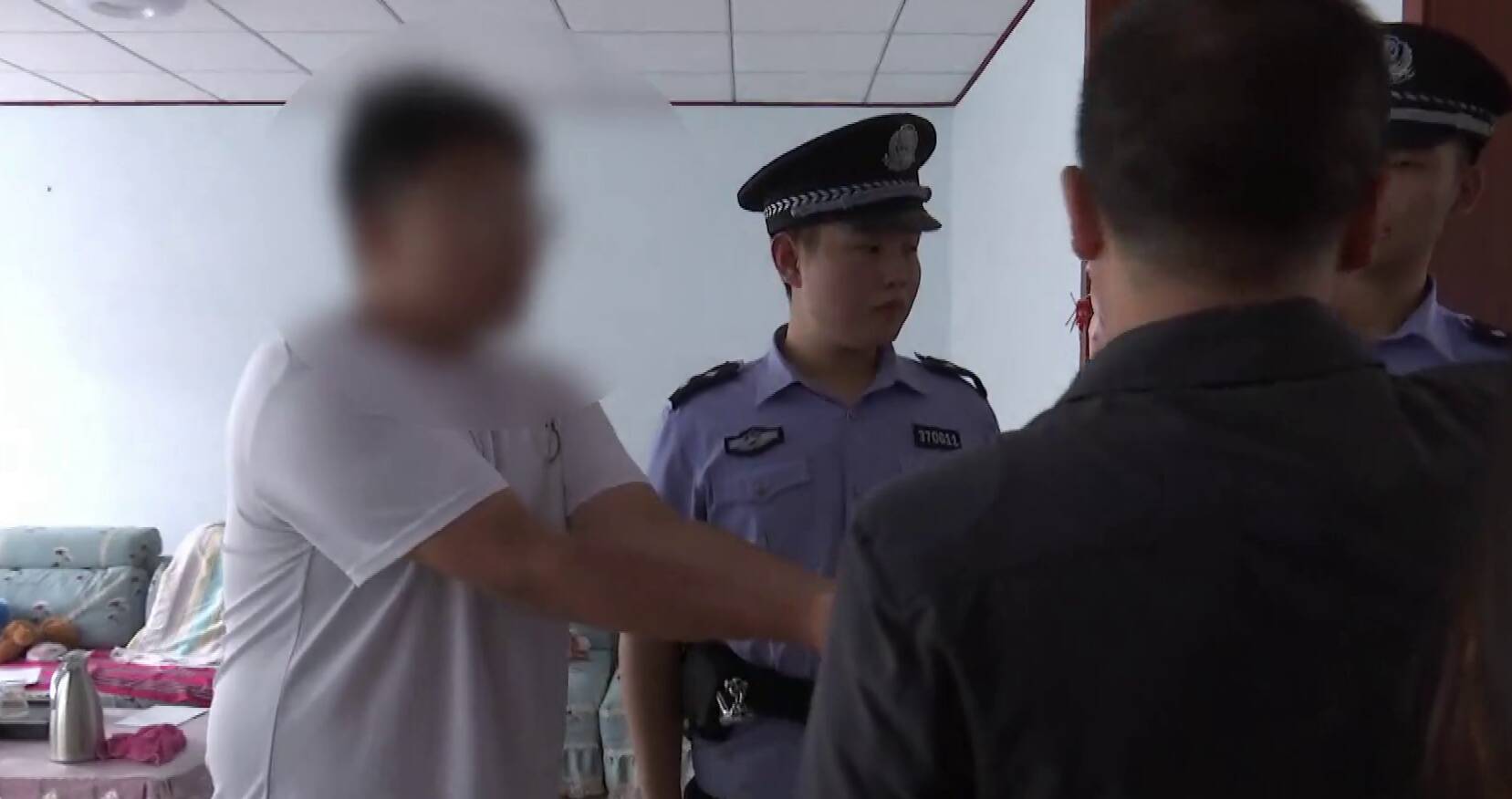“亮”劍行動 | 母親欠錢不還成老賴 兒子妨礙執法 母子倆都被拘傳