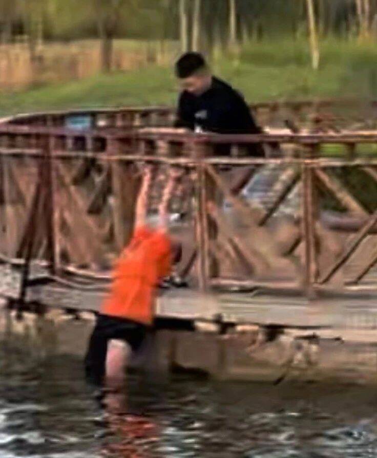 兒童玩耍翻過護欄懸在湖面上方無法脫身 路過輔警發現及時救援