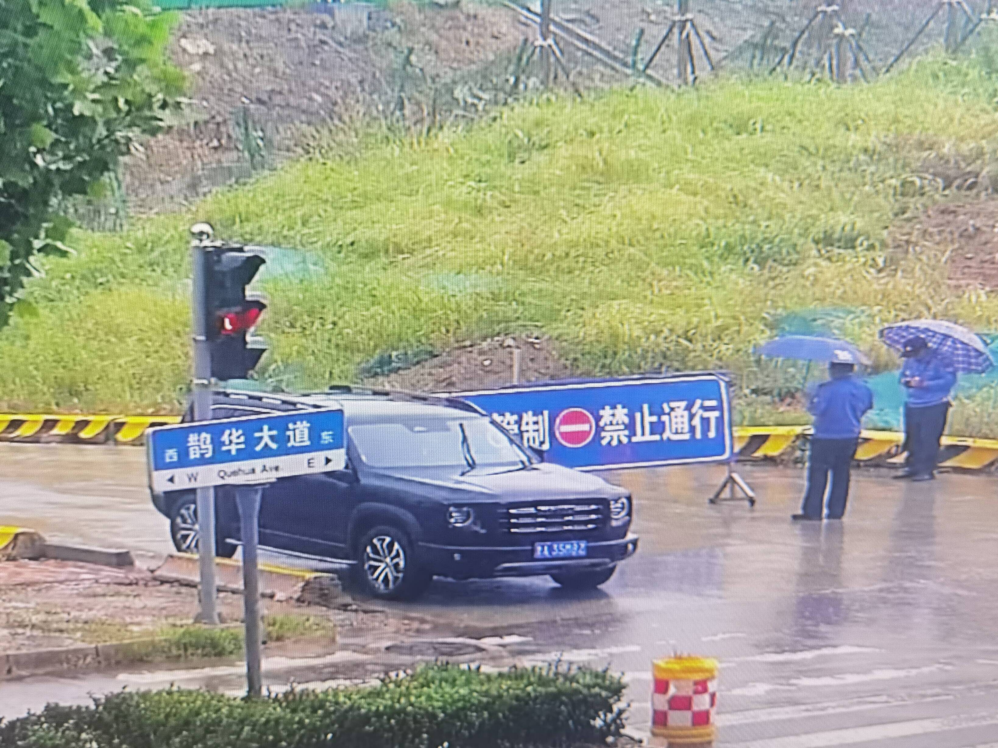 济南部分路段积水较深 济南交警提示雨天注意行车安全