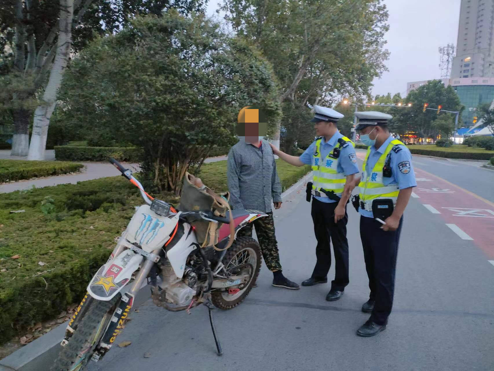 济阳一47岁男子无证驾驶无牌摩托车被拘留 济南交警严查摩托车炸街