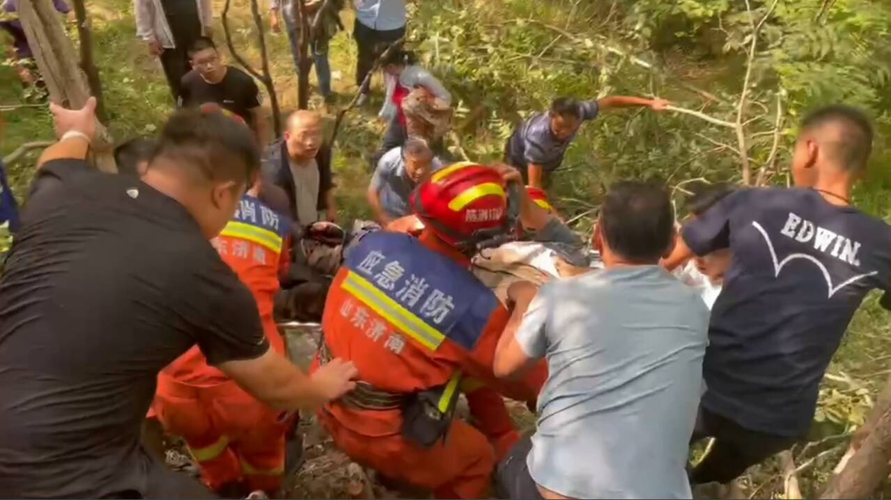 济南：老人山上跌落被困半山腰 消防员架起“人梯”营救