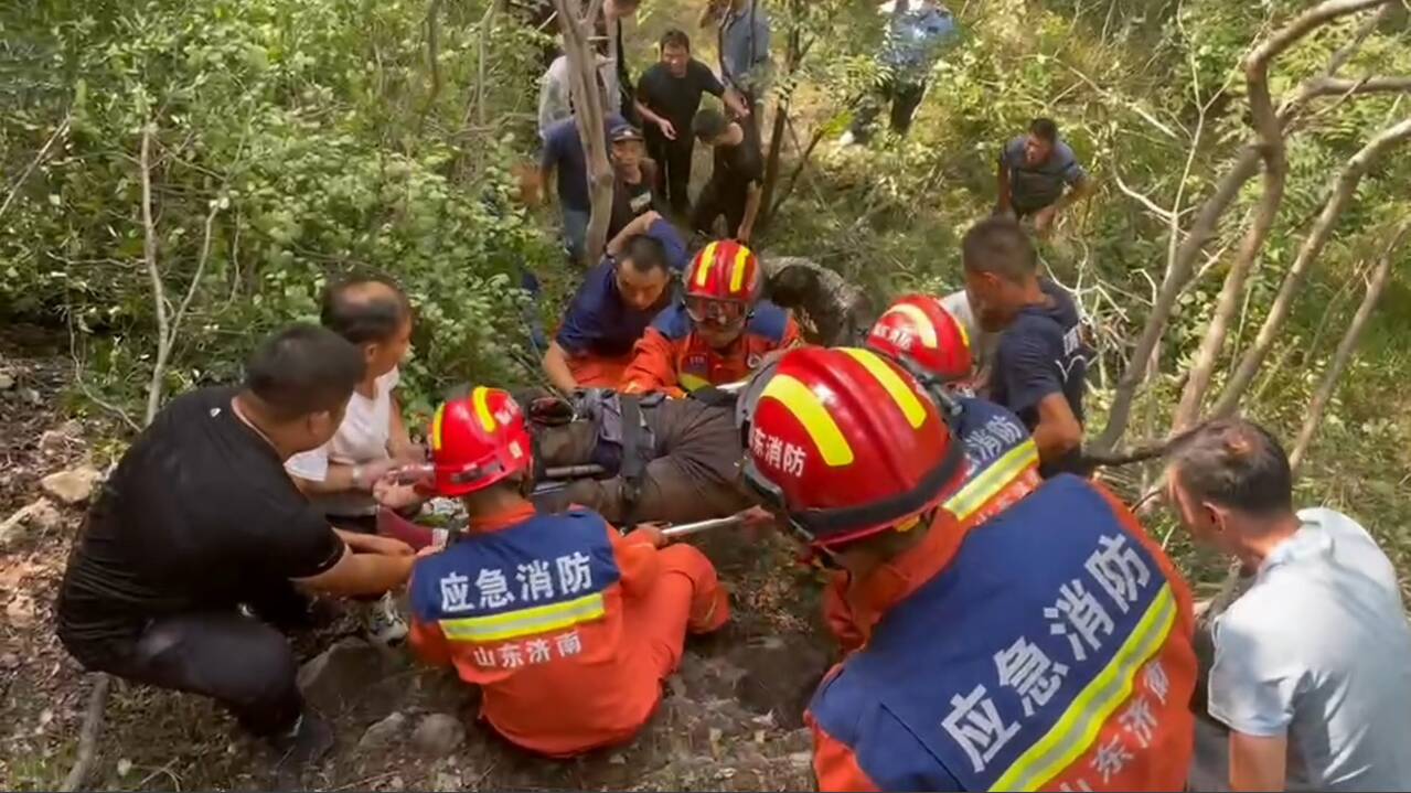 济南：老人山上跌落被困半山腰 消防员架起“人梯”营救