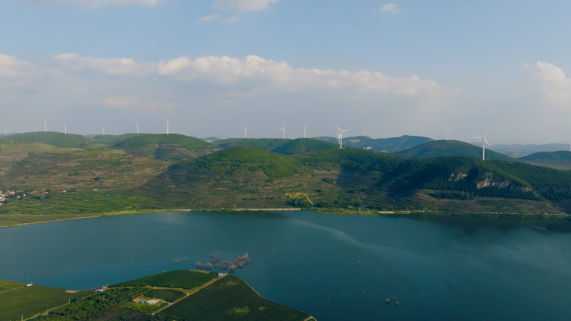 航拍枣庄中广核风电场 风机矗立群山如巨型“风车”