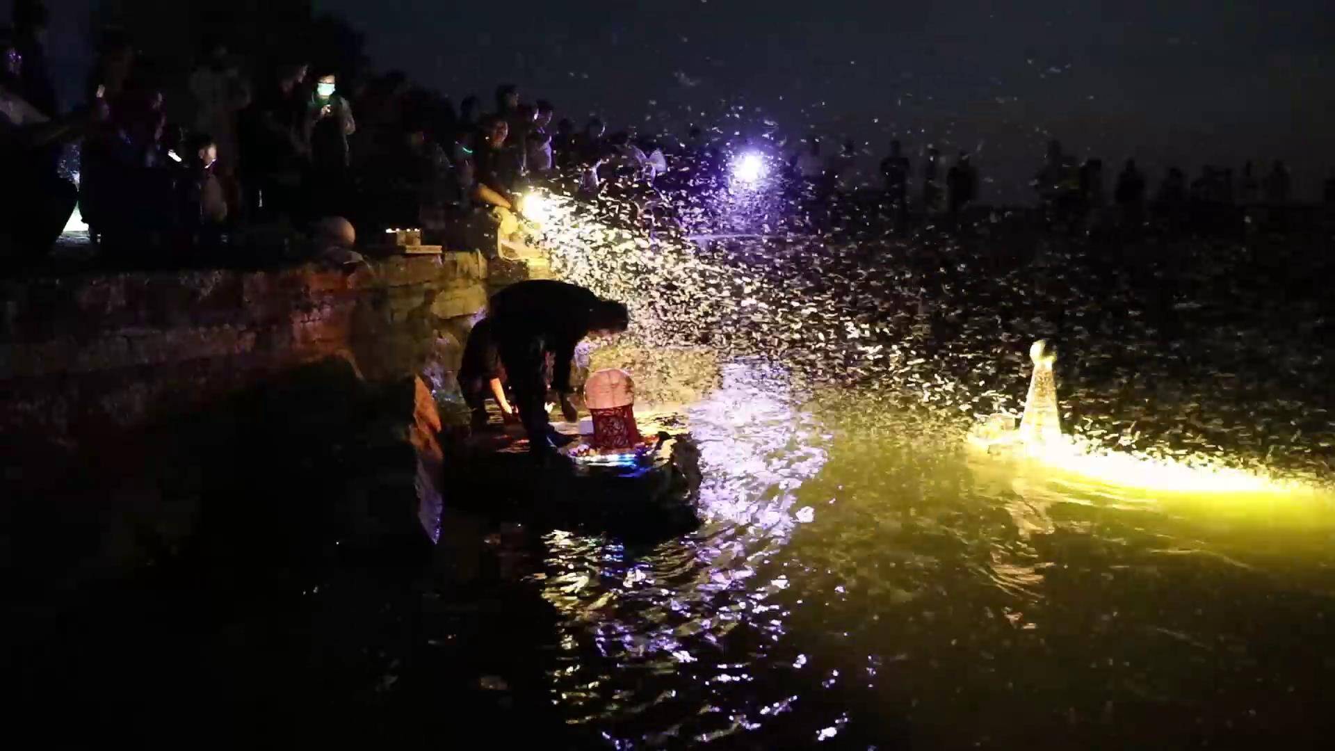 泰安：大汶河畔寄相思  一盏河灯送祝福