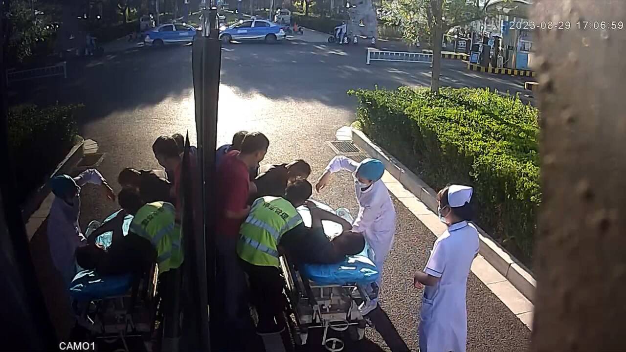 东营：乘客突发疾病 司机乘客医生接力救人
