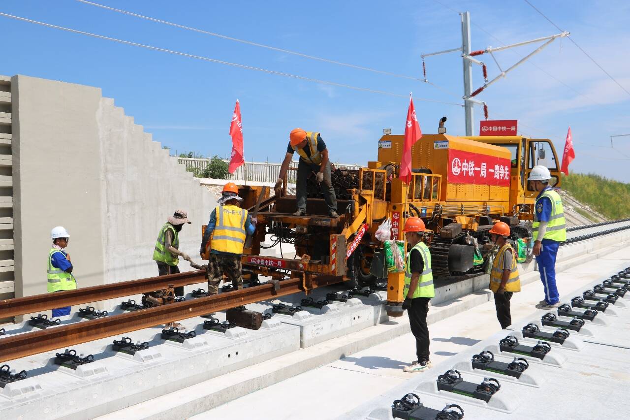 潍烟高铁建设最新进展 蓬莱至芝罘段开始铺轨