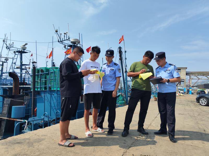 黄渤海开渔，乳山海岸警察全力保障渔船顺利出航