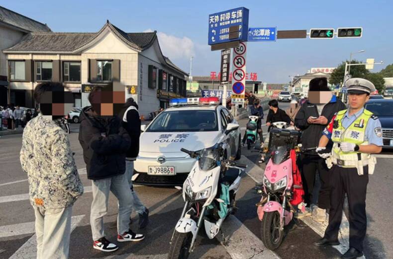 泰山景区交警查处一起道路交通违法行为4个男孩5次“犯规”