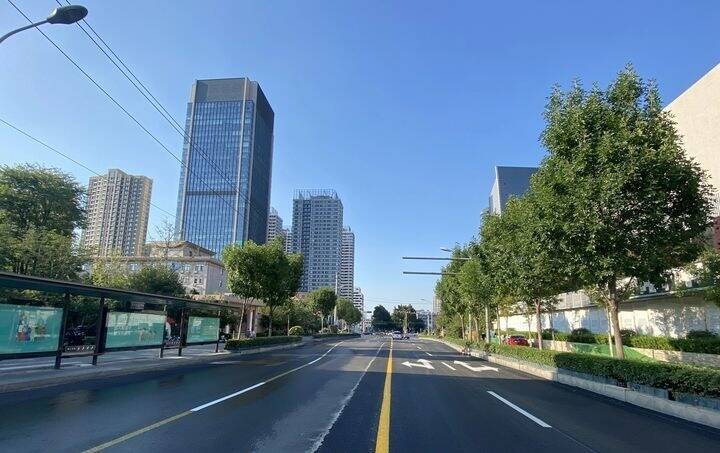 济南山大路整修工程快车道全线通车，人行道施工计划9月底完成