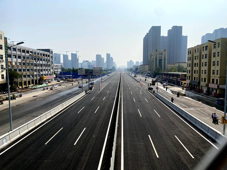 菏泽市长江路高架快速路部分路段开始试运行