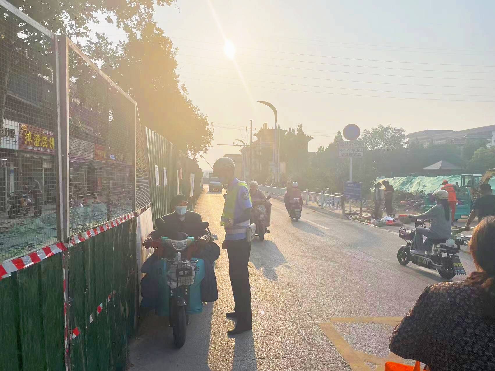 “烟火气”也要好秩序！泰安城东交警清理向阳周边占道经营摊贩