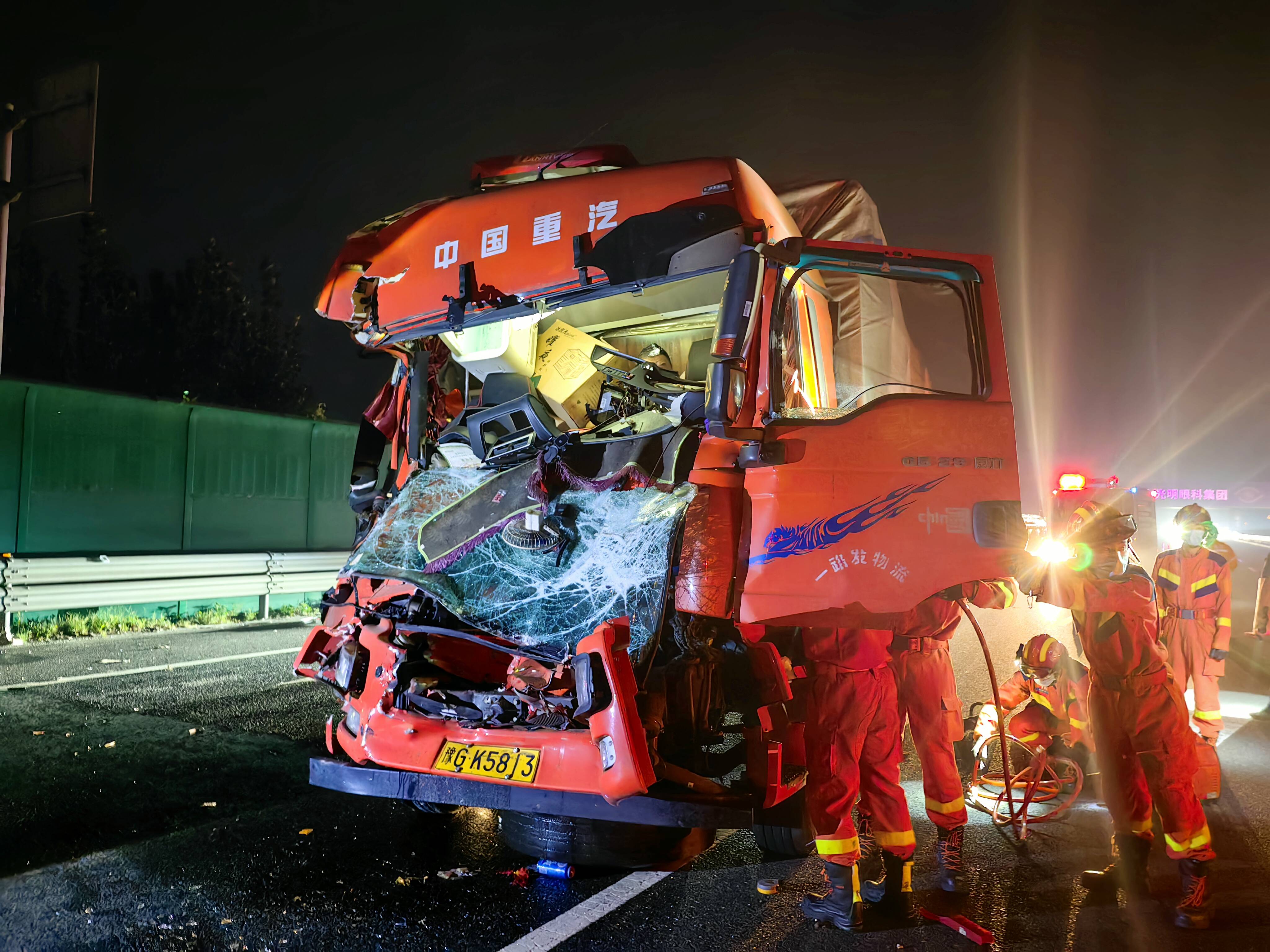鄒平：高速路上兩車追尾 駕駛室變形司機被困
