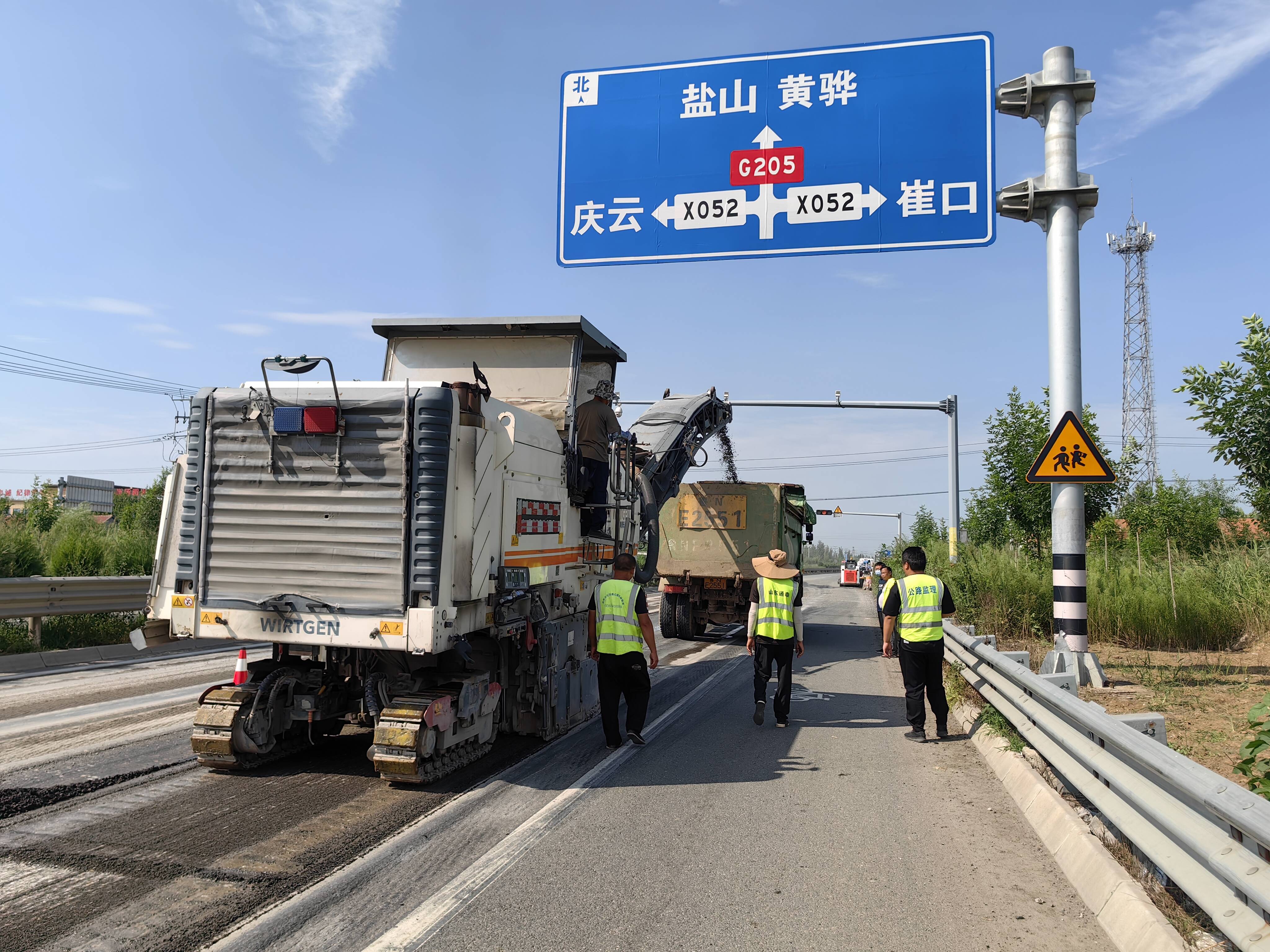 庆云公路分中心开展挖补和车辙铣刨作业 为道路安全保驾护航