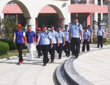 威海南海新区：“双警同行”守护居民安全