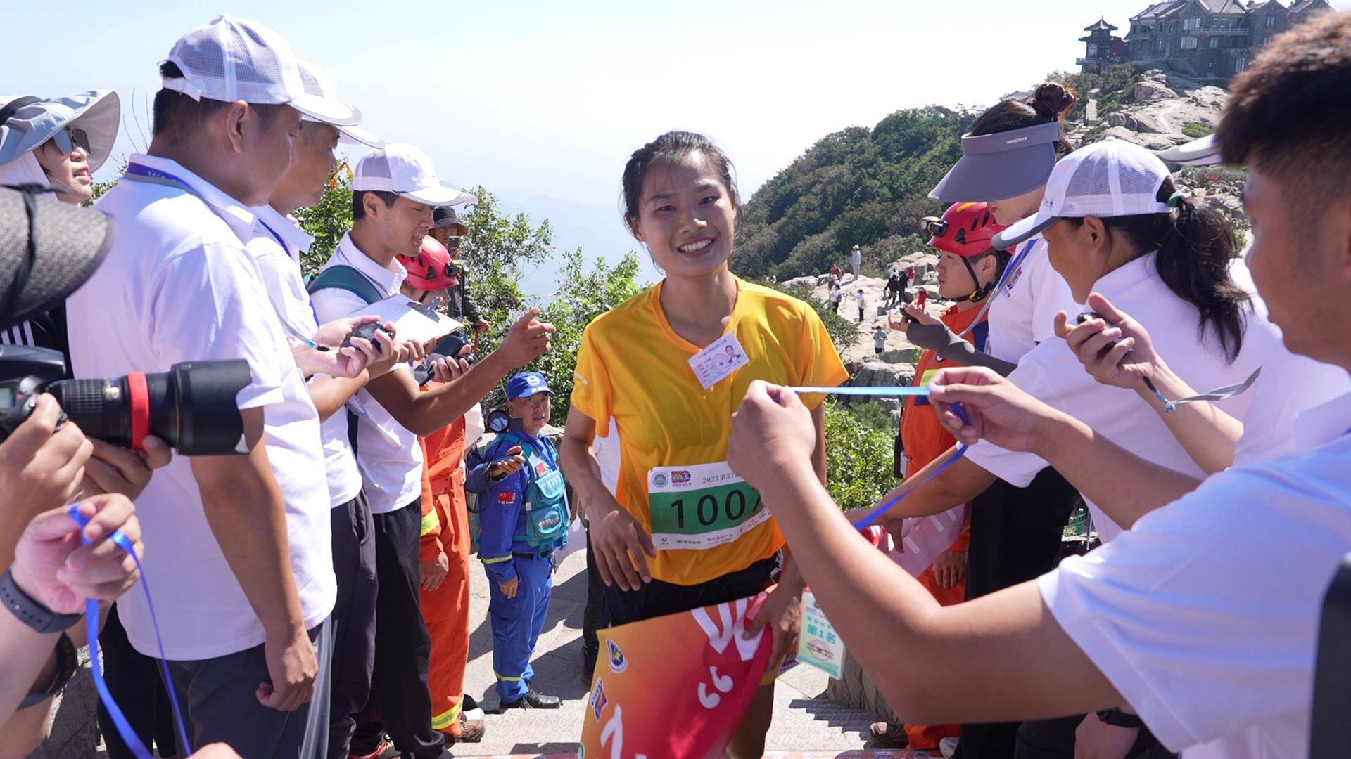 冠军来了！朱冰莹获得第37届泰山国际登山比赛青年组女子冠军