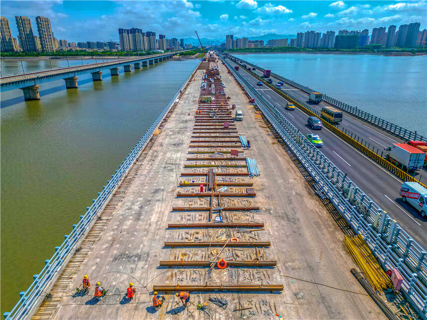 青蘭高速改擴建工程女姑口跨海特大橋順利完成舊橋橫向拼接