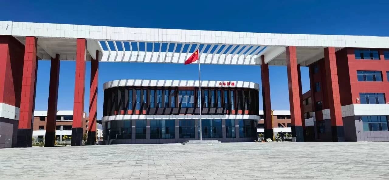 山东省援建海北州门源县浩门镇鲁青高级中学落成并投入使用
