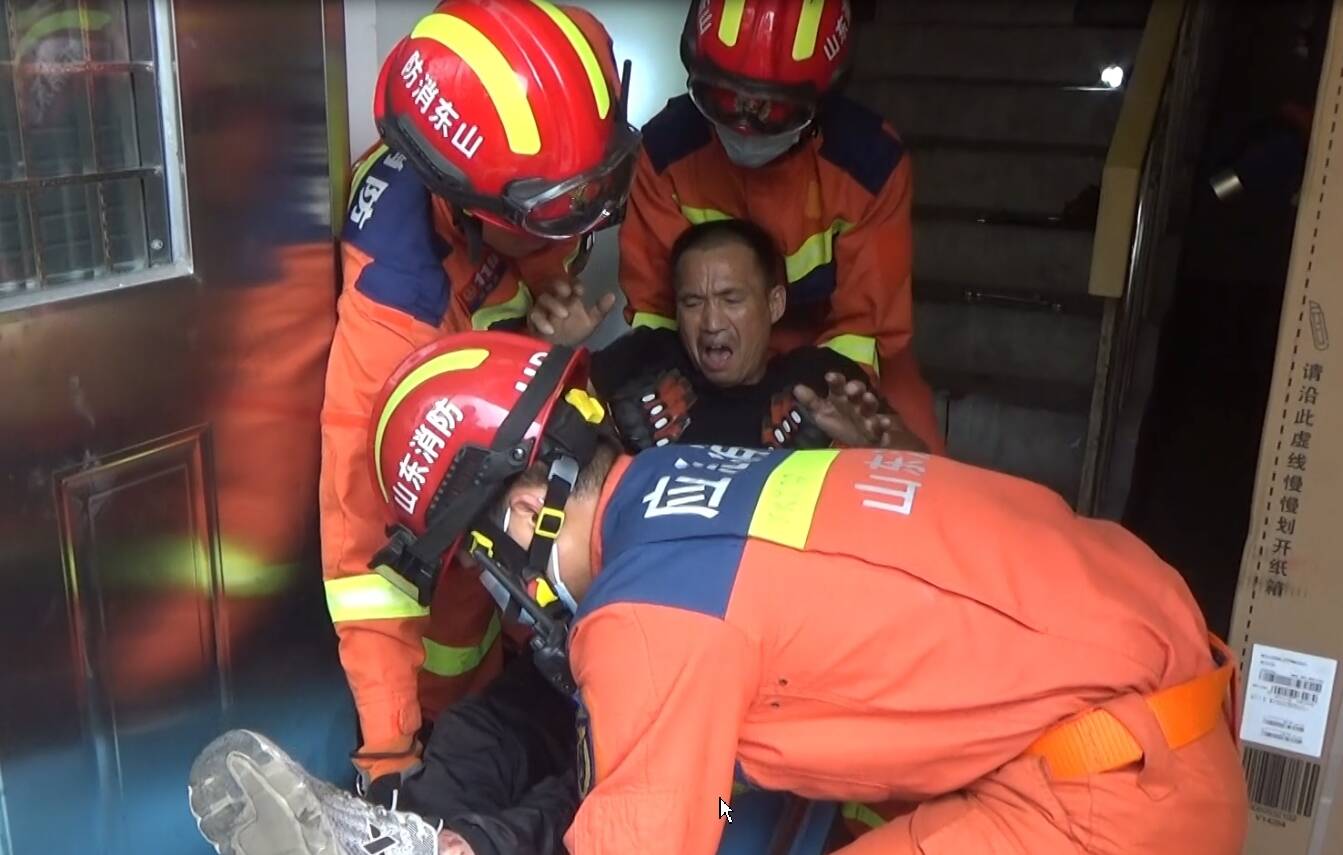 鄒平男子不慎腳卡電動搬運車 消防緊急施救