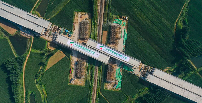 潍坊市明董高速项目跨胶新铁路转体桥顺利完成转体