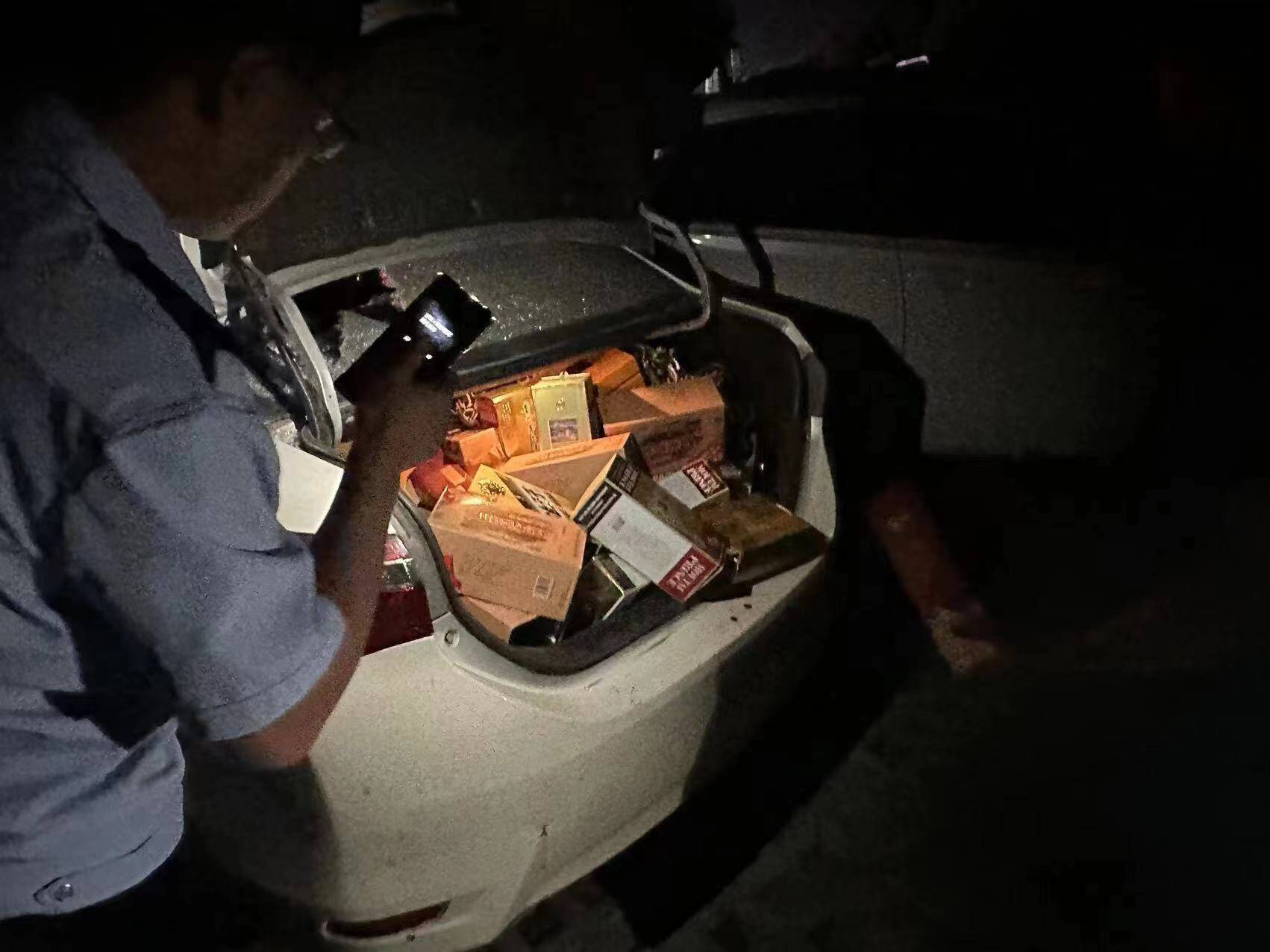 盗窃嫌疑人拒捕 驾车逃逸撞上警车 济南钢城公安民辅警破窗将其控制
